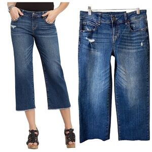 NEW! MAURICES MID RISE CROP CAPRI JEANS NWT
Wide Leg Stretchy Denim Size 6